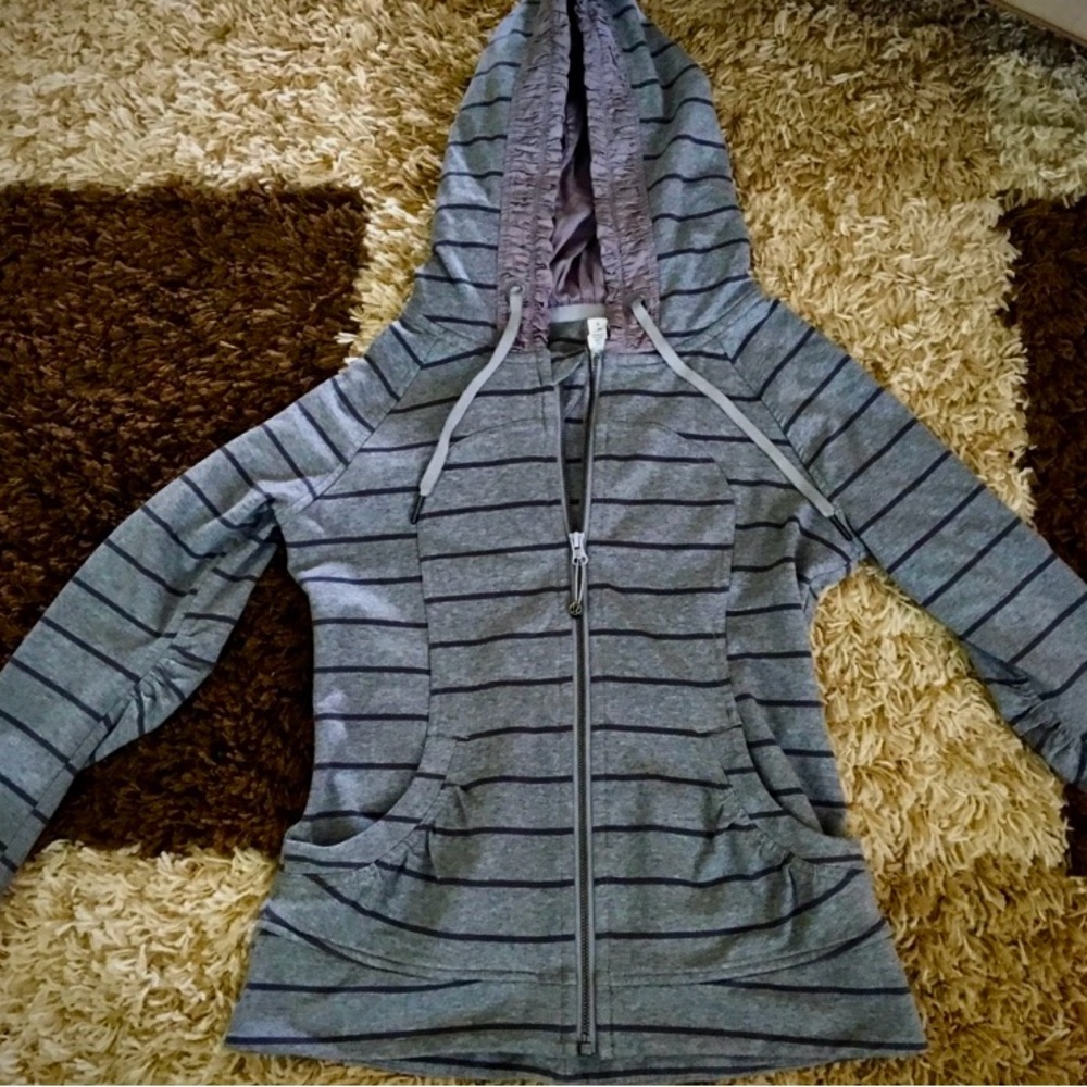 LULULEMON ZIP UP HOODIE